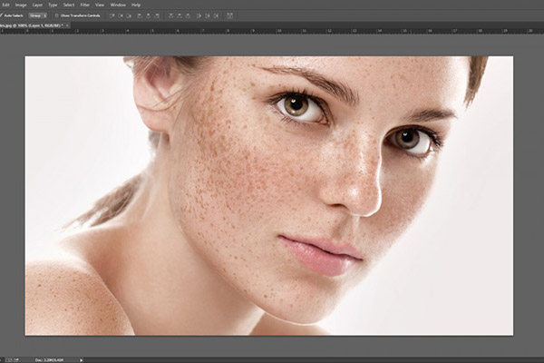 Mở bức ảnh muốn làm mịn da bằng Photoshop